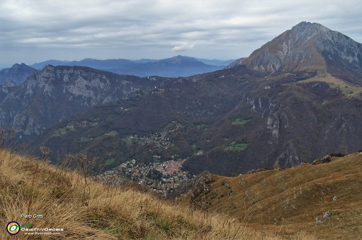 68 Dalla cresta del Due Mani vista su Ballabio-PIan dei Resinelli-Grignettta.JPG